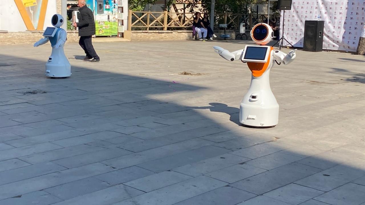 Manisa'da Bilim Şenliği: Zeybek Oynayan Robotlar İlgi Çekti