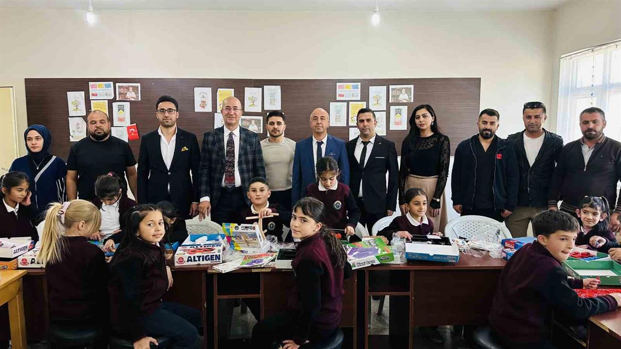 Hakkari'de Öğrencilere Zeka Oyunları Seti Hediye Edildi