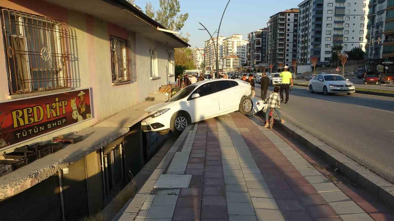 Malatya'da Otomobil Kazası: 3 Yaralı, 2'si Çocuk
