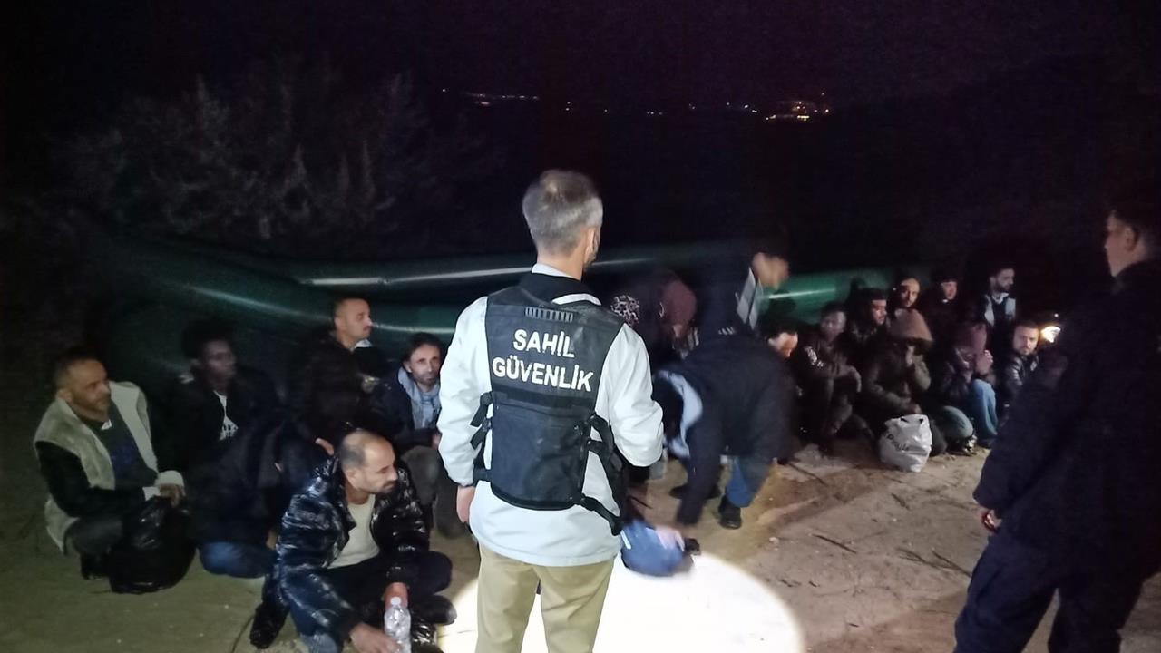 İzmir Açıklarında 33 Düzensiz Göçmen Kurtarıldı, 50 Yakalandı