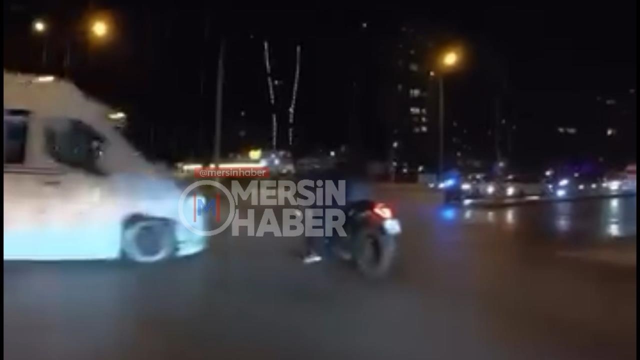 Mersin'de Minibüs İle Motosiklet Çarpıştı: Yaralı Var