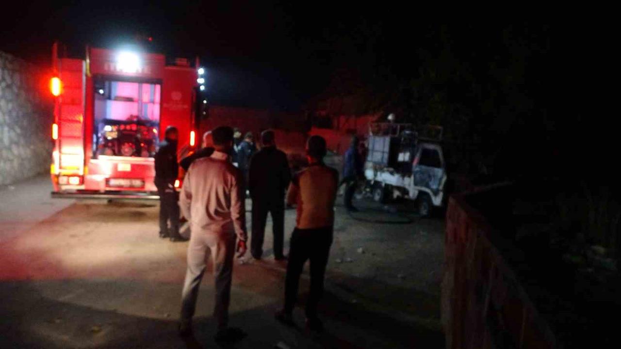 Malatya'da Park Halindeki Araçta Yangın Çıktı