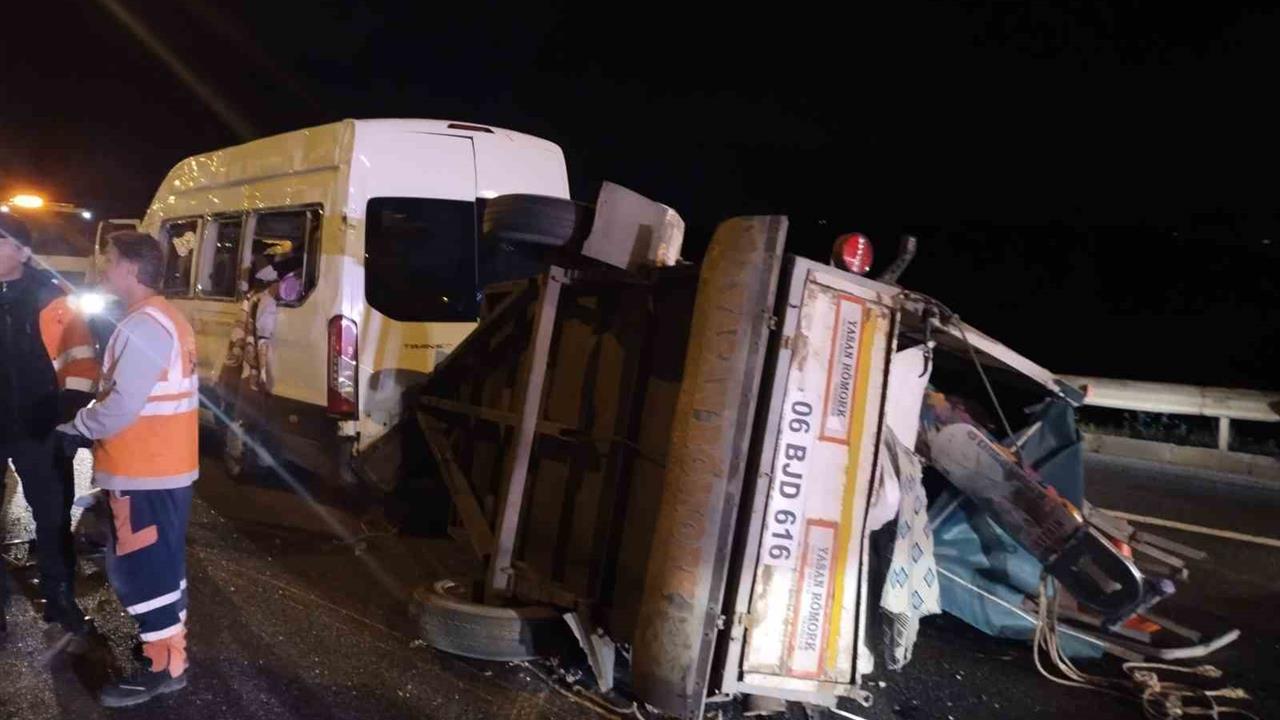 Beykoz'da Servis Minibüsü Devrildi: 3 Yaralı