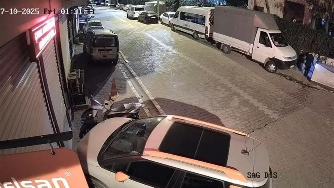 İstanbul'da Sokakta Ateş Yakıp Kaçan Şahıs Araştırılıyor