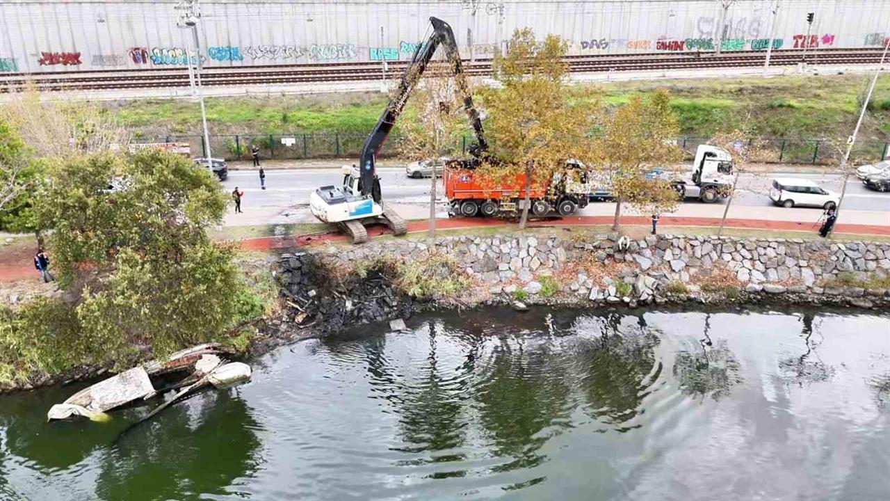 Küçükçekmece'de Batık Tekneler Temizleniyor