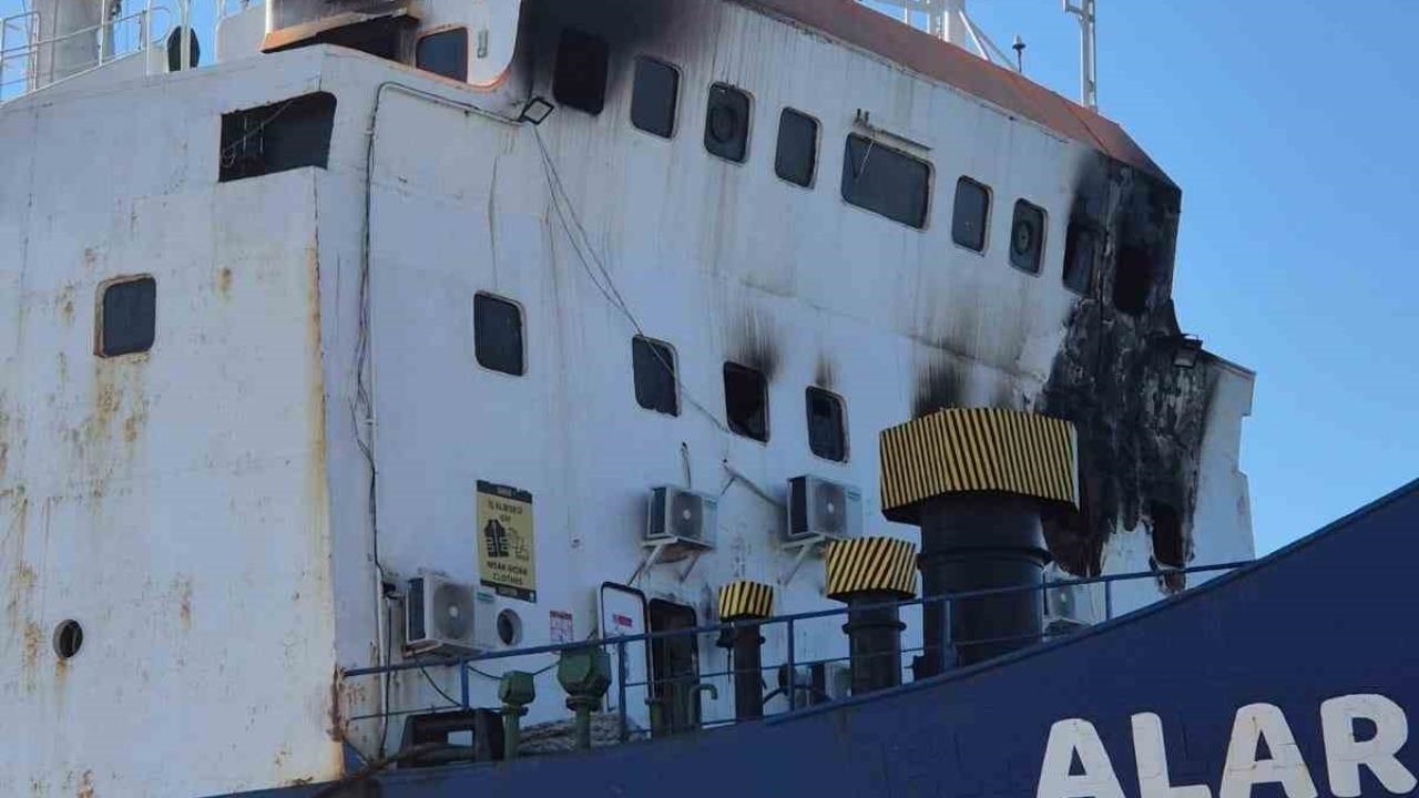 Silifke'de Yük Gemisinde Yangın Kabusu: Söndürülen Alevler Tekrar Alevlendi, 2 Personel Dumandan Etkilendi
