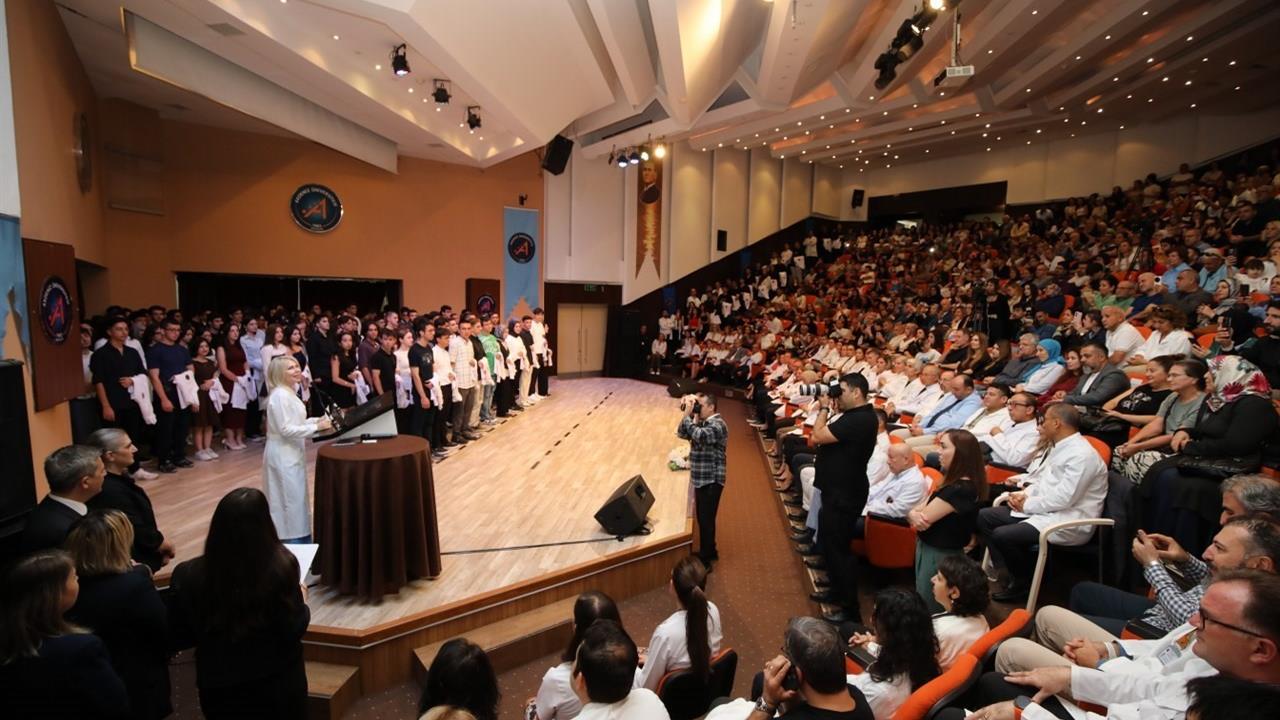 Akdeniz Üniversitesi'nde Beyaz Önlük Giyme Töreni Yapıldı
