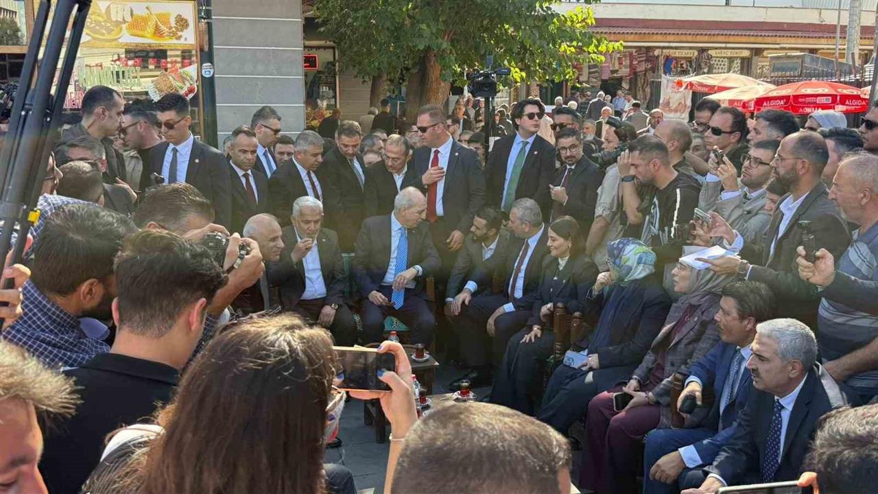 Diyarbakır'da Kurtulmuş'tan Cami Çıkışında Sıcak Karşılama