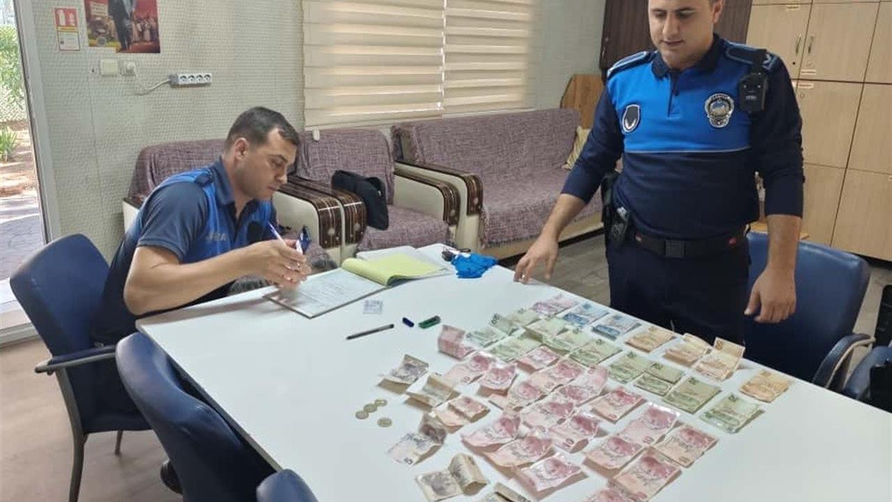Mersin'de Dilencilik Yapan Kadın 30 Dakikada 1032 Lira Topladı
