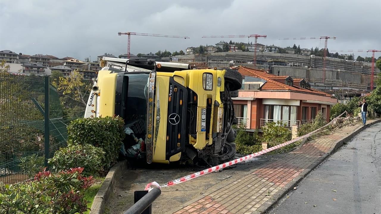 Sarıyer'de Tır Devrildi: Sürücü Hastaneye Kaldırıldı