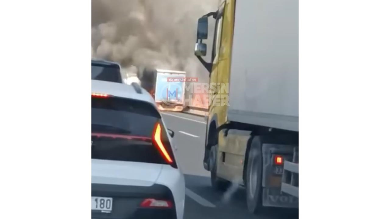 Adana'da TIR Yangını: Otoyolda Trafik Geçici Olarak Kapandı