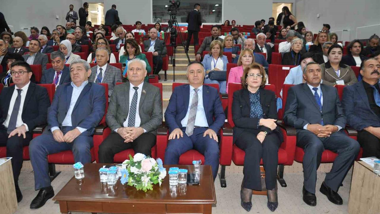 Kars'ta Azerbaycan Türkçesi ve Edebiyatı Sempozyumu Düzenlendi