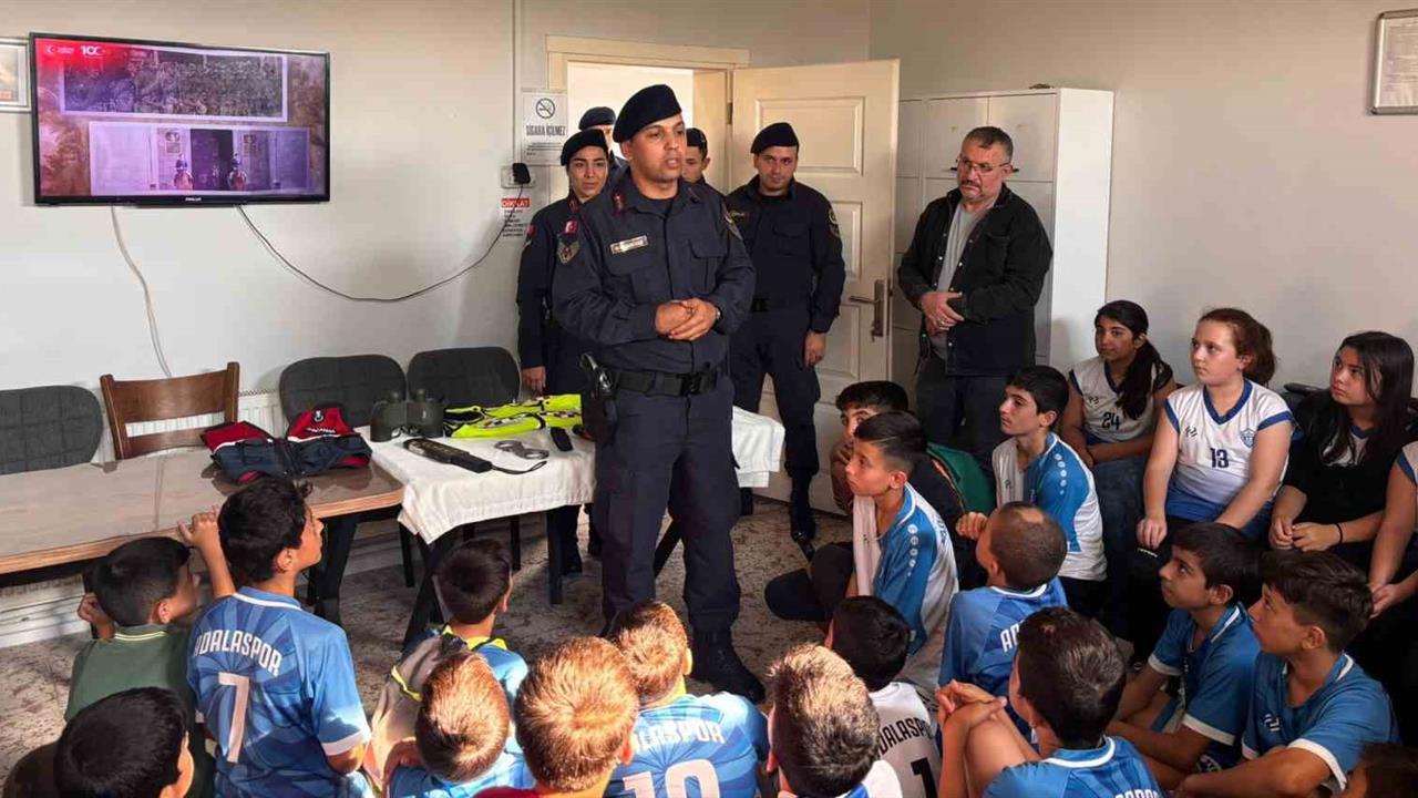 Salihli Adalaspor'dan Jandarmaya Teşekkür Ziyareti