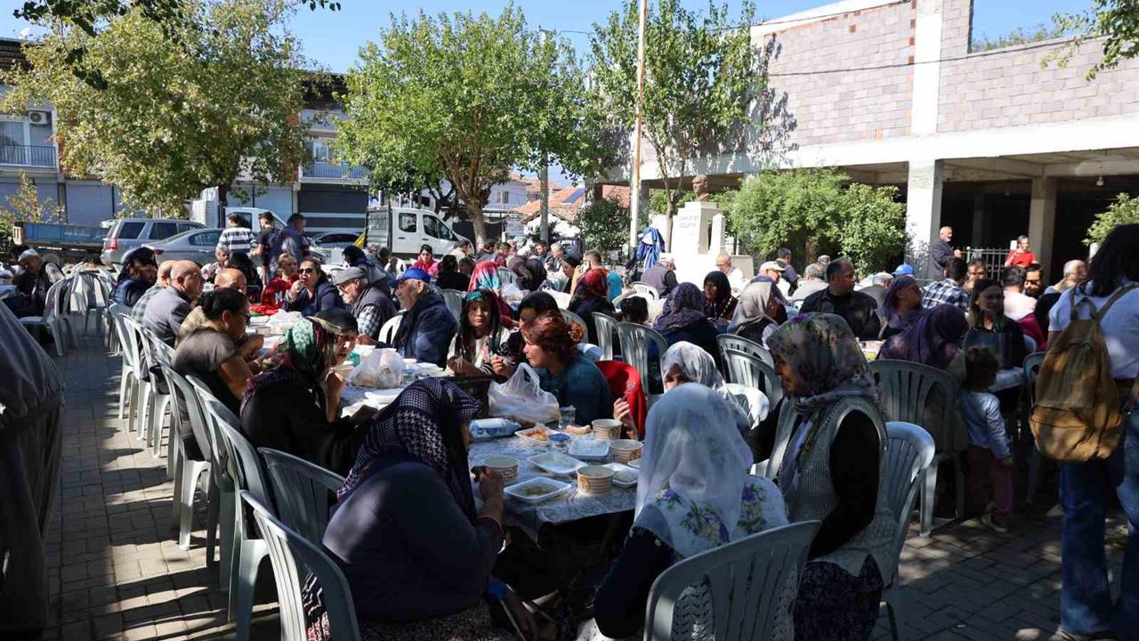 Beyköy'de Gençler ve İhtiyarlar Sofra Kurdu: 1000 Kişi Bir Araya Geldi