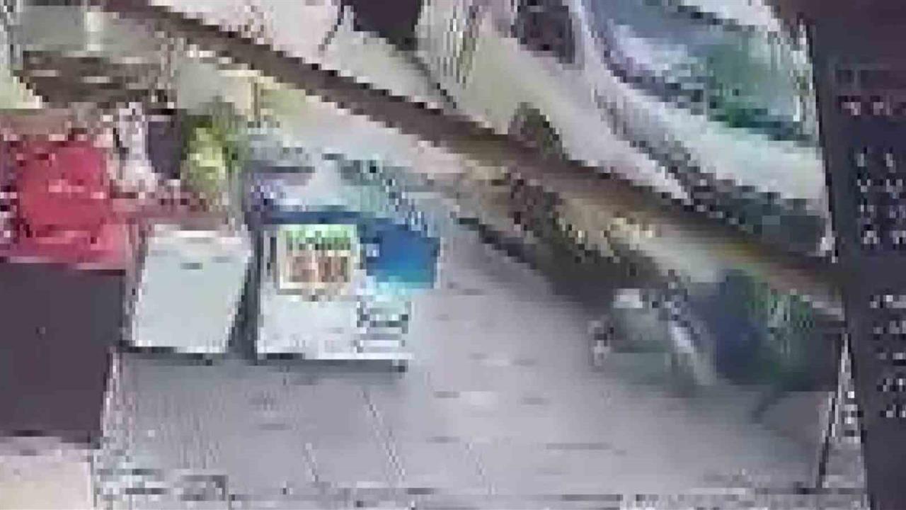 Adana'da Minibüs Yayalara Çarptı: 2 Yaralı