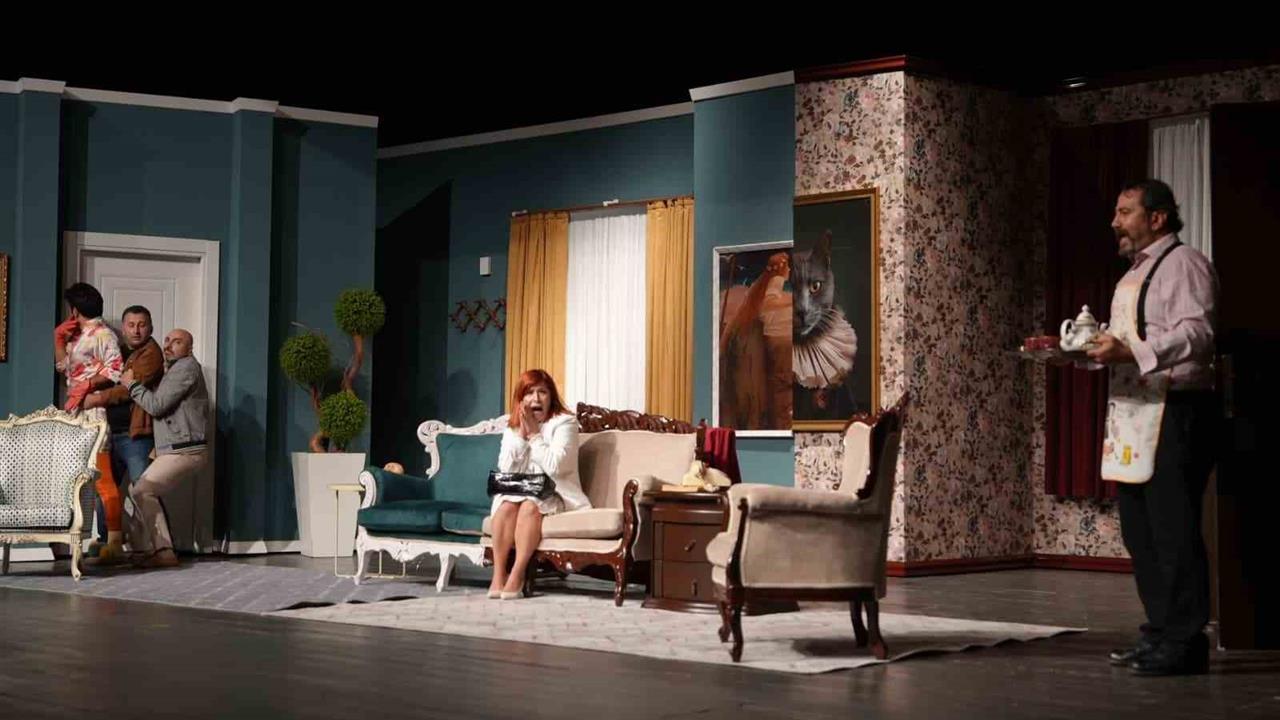 Düzce'de Şehir Tiyatrosu Yeni Sezonla Sahne Aldı