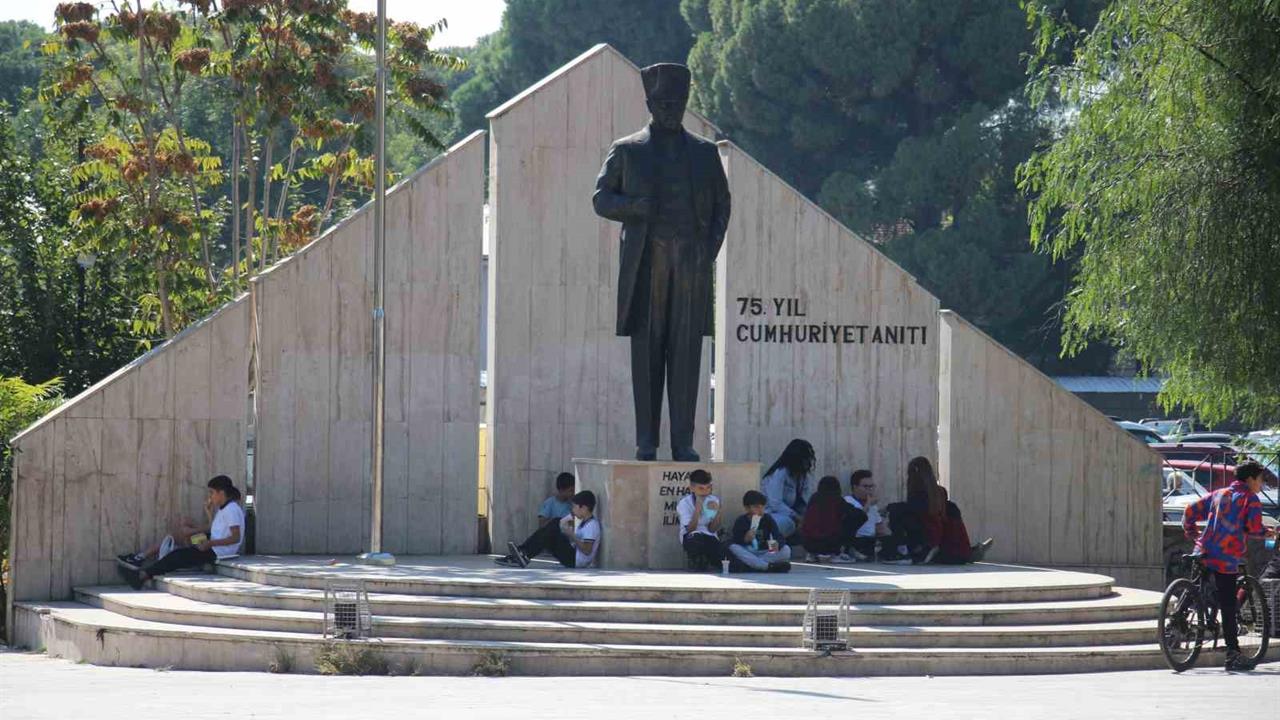 Aydın'da Öğrenciler Sokakta Yemek Yiyor
