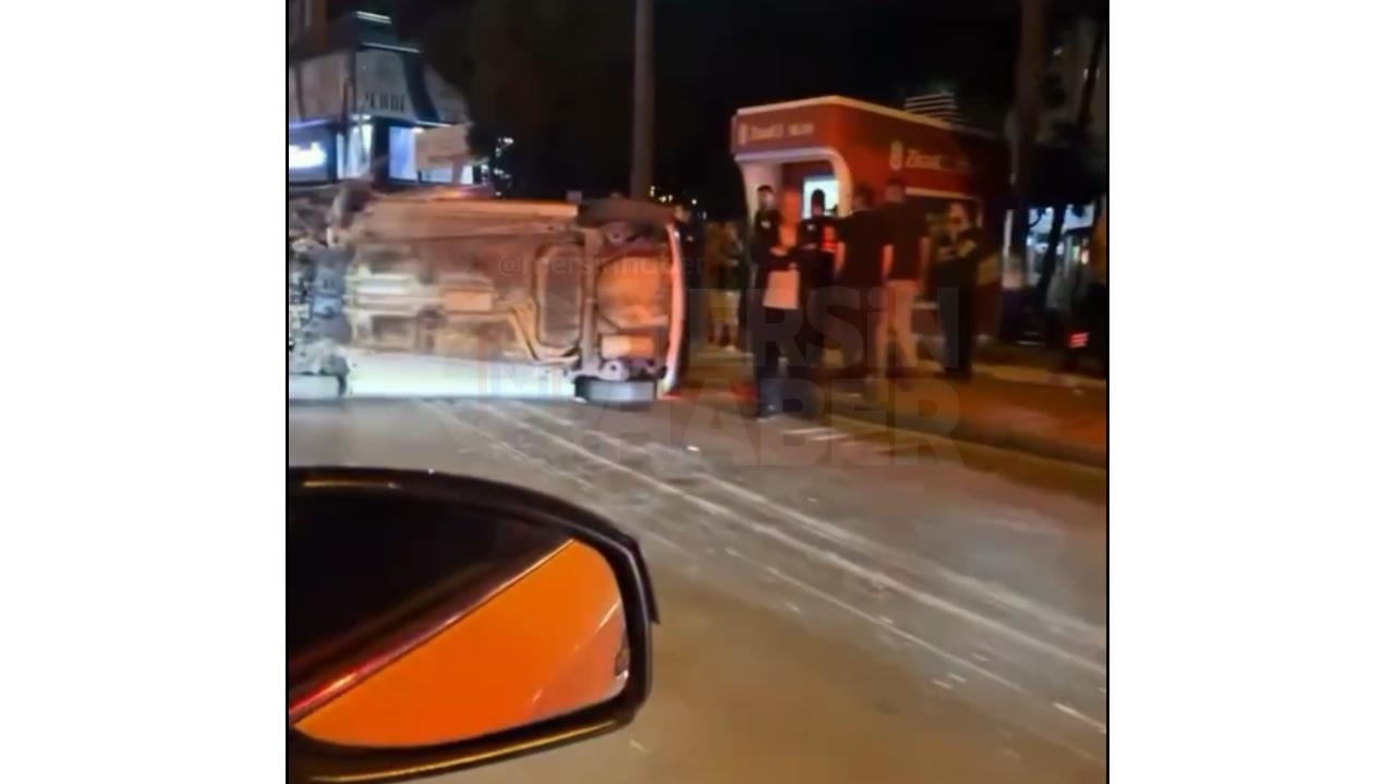 Otomobil Orta Refüje Çarparak Devrildi