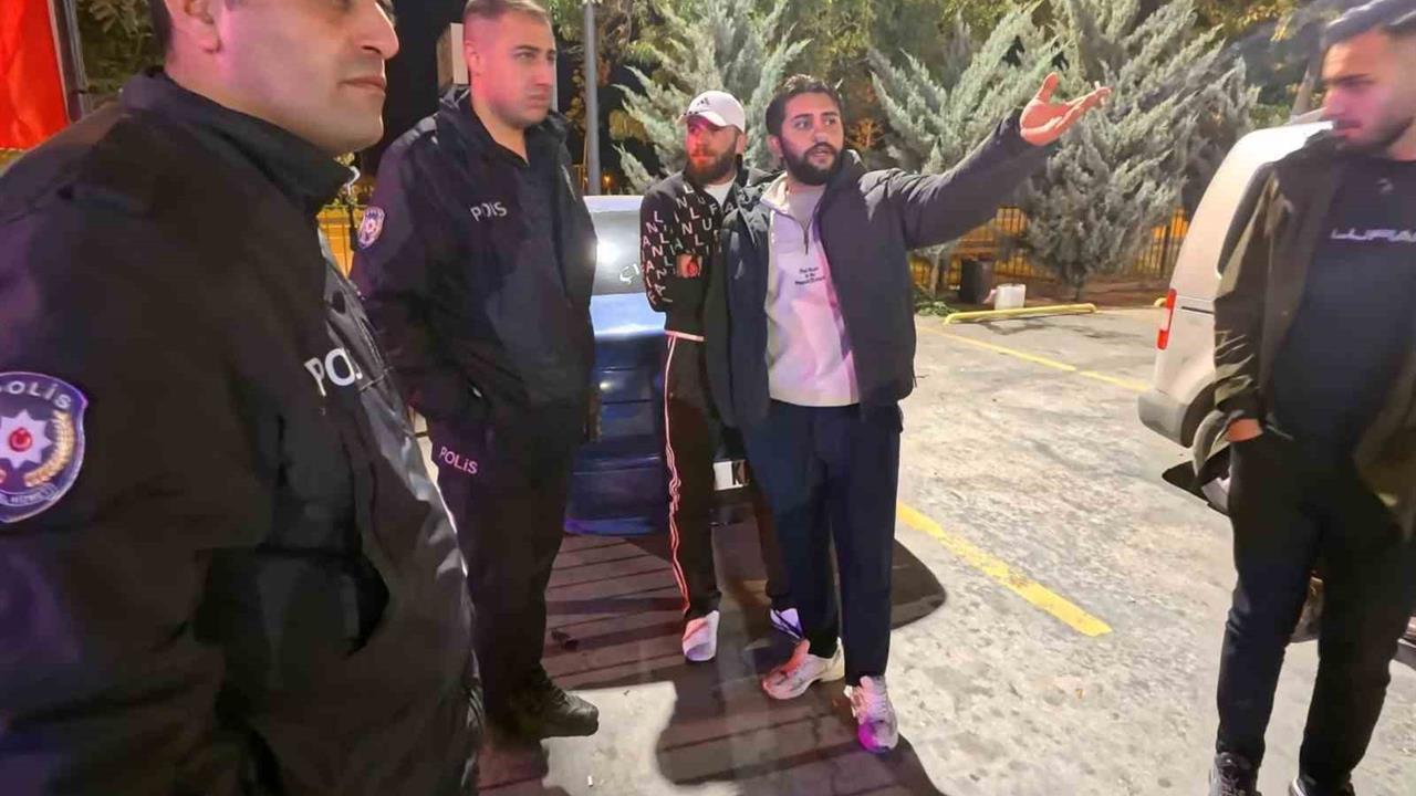 Aksaray'da Açıkta Alkol Tüketen İki Kişiye Ceza Kesildi