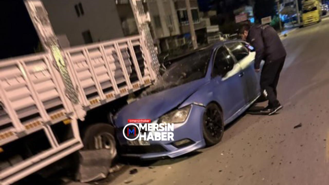 Mersin’de Otomobil Tıra Arkadan Çarptı: 2 Yaralı