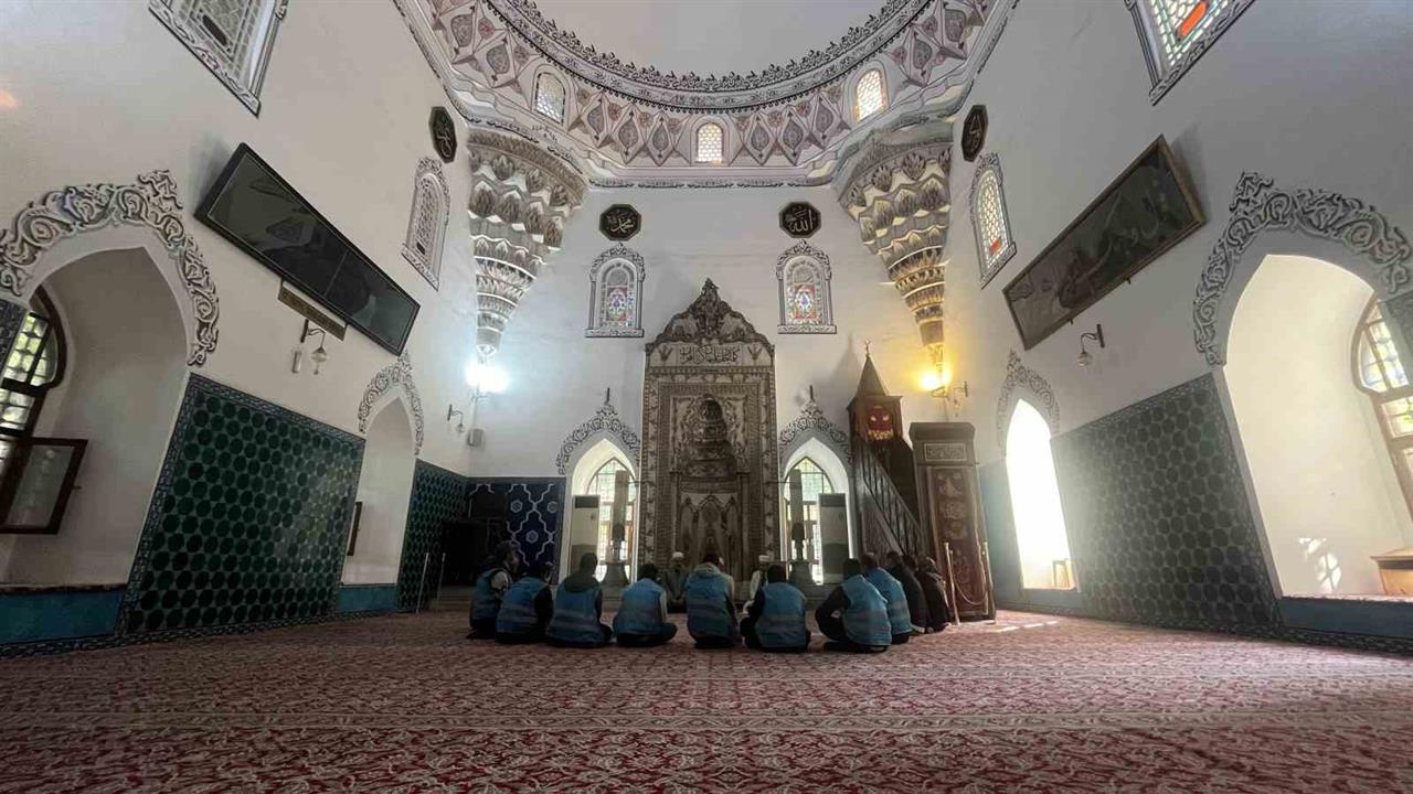 Bursa’da Denetimli Serbestlik Yükümlüleri Tarihi Külliyeyi Ziyaret Etti