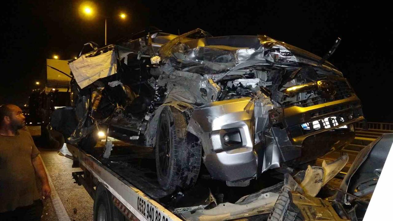 Antalya'da Pikap Kamyona Çarpınca Hurdaya Döndü: 1 Yaralı