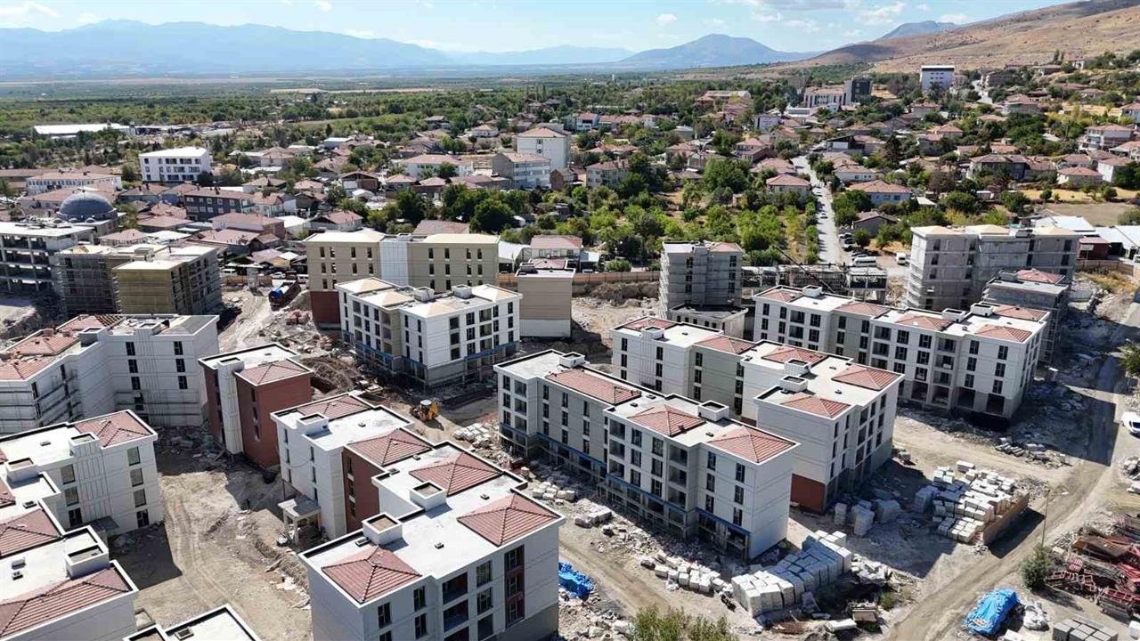 Malatya Akçadağ'da İnşaatlar Tamamlanıyor: 208 Konut ve 141 İş Yeri