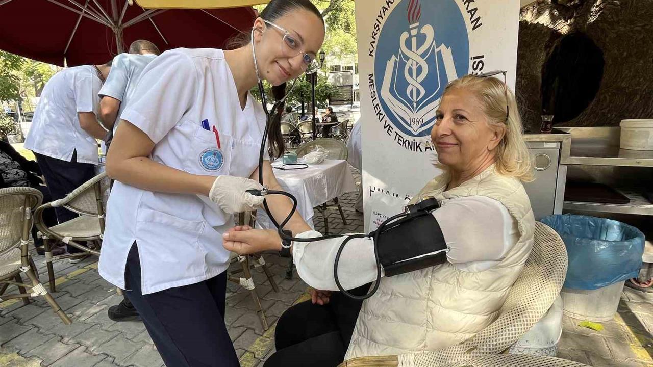 İzmir'de Lise Öğrencileri Yaşlılara Sağlık Hizmeti Sunuyor