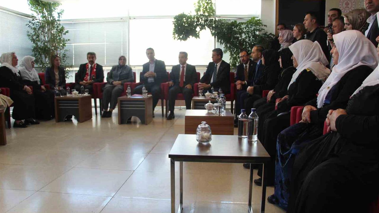 Bakan Bayraktar Şırnak'ta Ziyaretlerde Bulundu