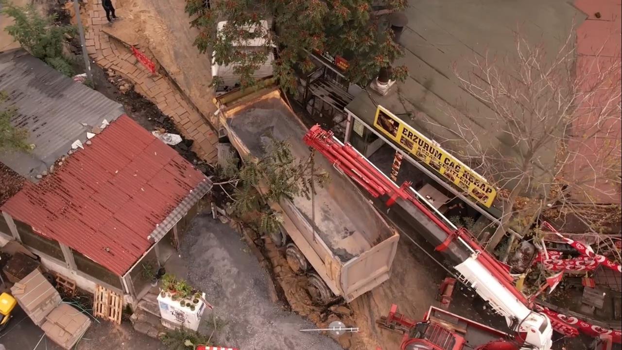 Eyüpsultan'da Kamyon Kazası: Vinçle Kurtarıldı