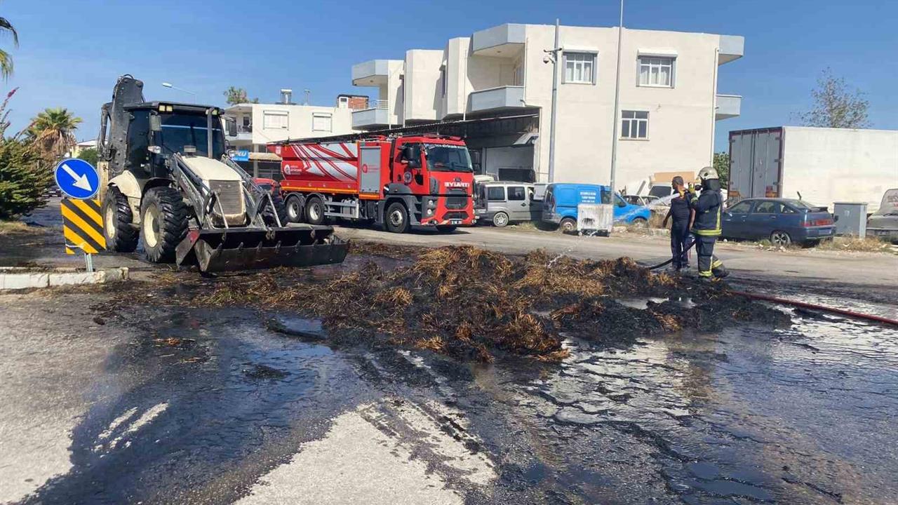 Antalya'da Traktörde Yangın: Saman Balyaları Küle Döndü