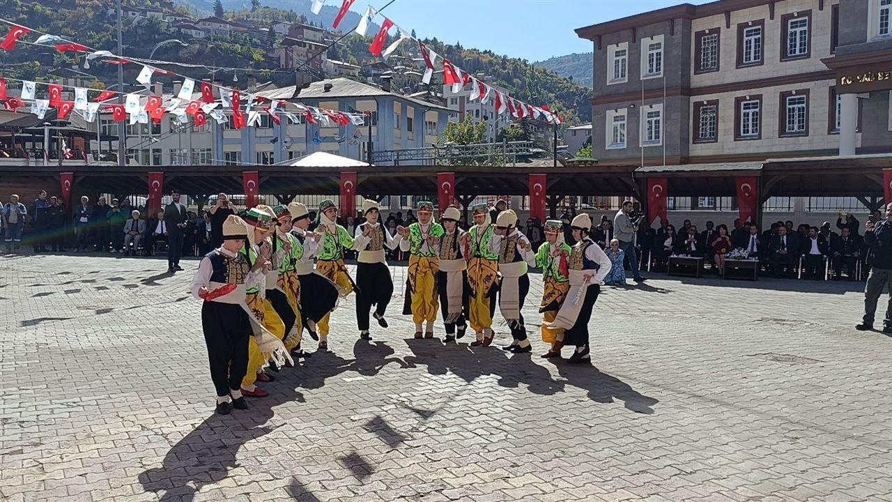 Saimbeyli’de Kurtuluş Coşkusu: Kırgız ve Kazak Sanatçılar Sahne Aldı