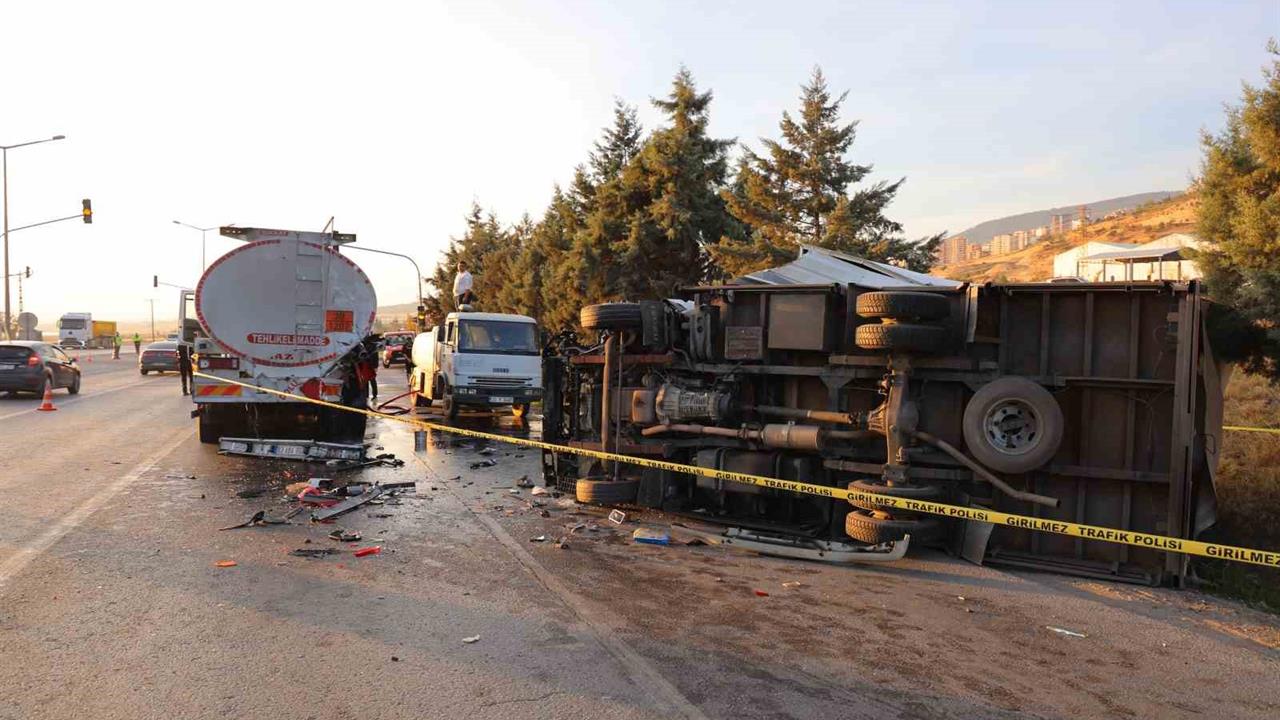 Kahramanmaraş’ta Yakıt Tankerine Çarpan Kamyonet Sürücüsü Hayatını Kaybetti