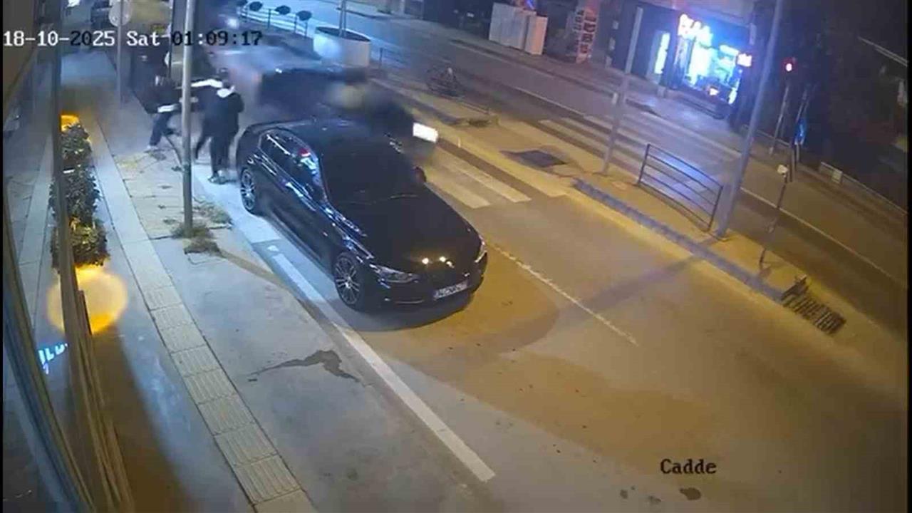 Yalova'da Kontrolden Çıkan Otomobil Yaya Geçidindeki 3 Kişiyi Tehdit Etti