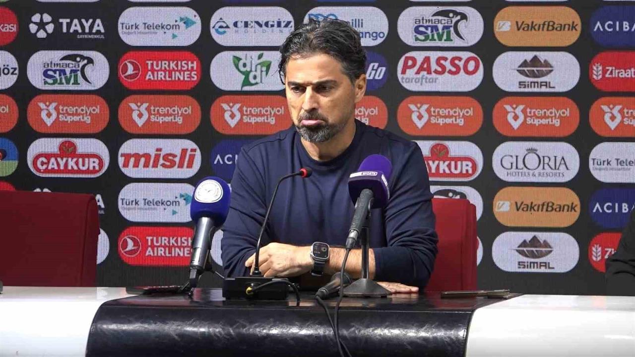 İlhan Palut: "Oyuncularımın Mücadelesinin Karşılığını Alamaması Üzücü"