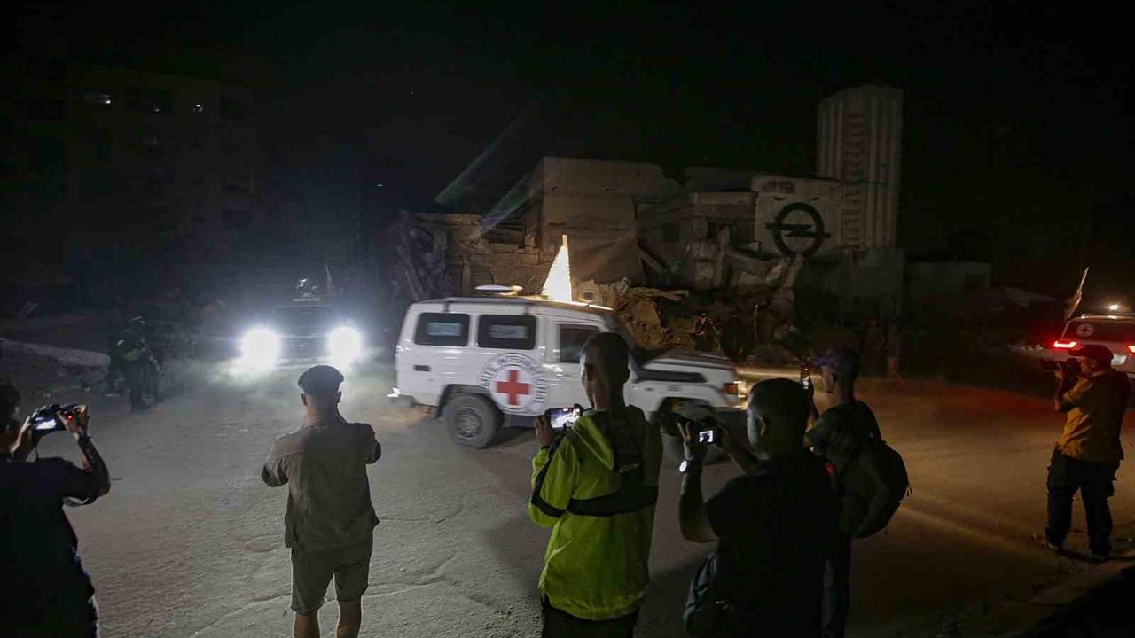 İsrail, Hamas'tan İki Rehinenin Cesedini Alıyor