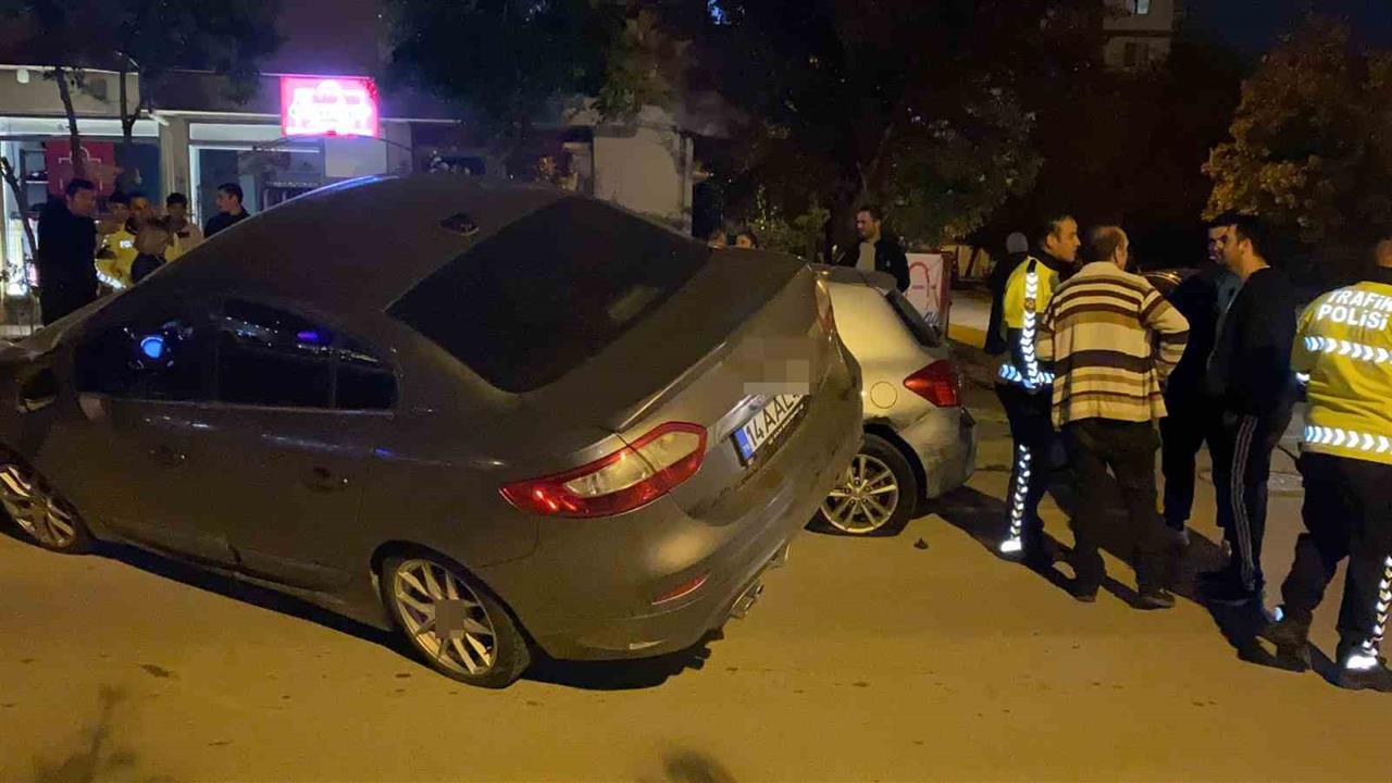 Bolu'da Park Halindeki Araçlara Çarpan Sürücü Kaçtı