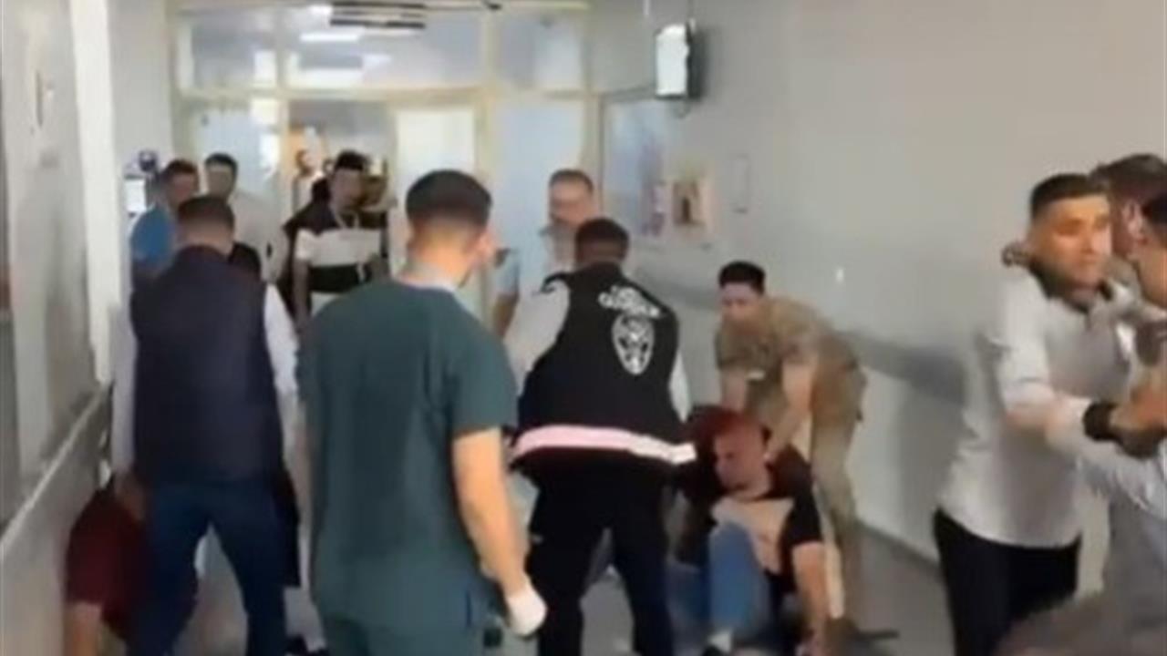 Şanlıurfa'da Hastane Acilinde Tekme Tokat Kavga Görüntülendi