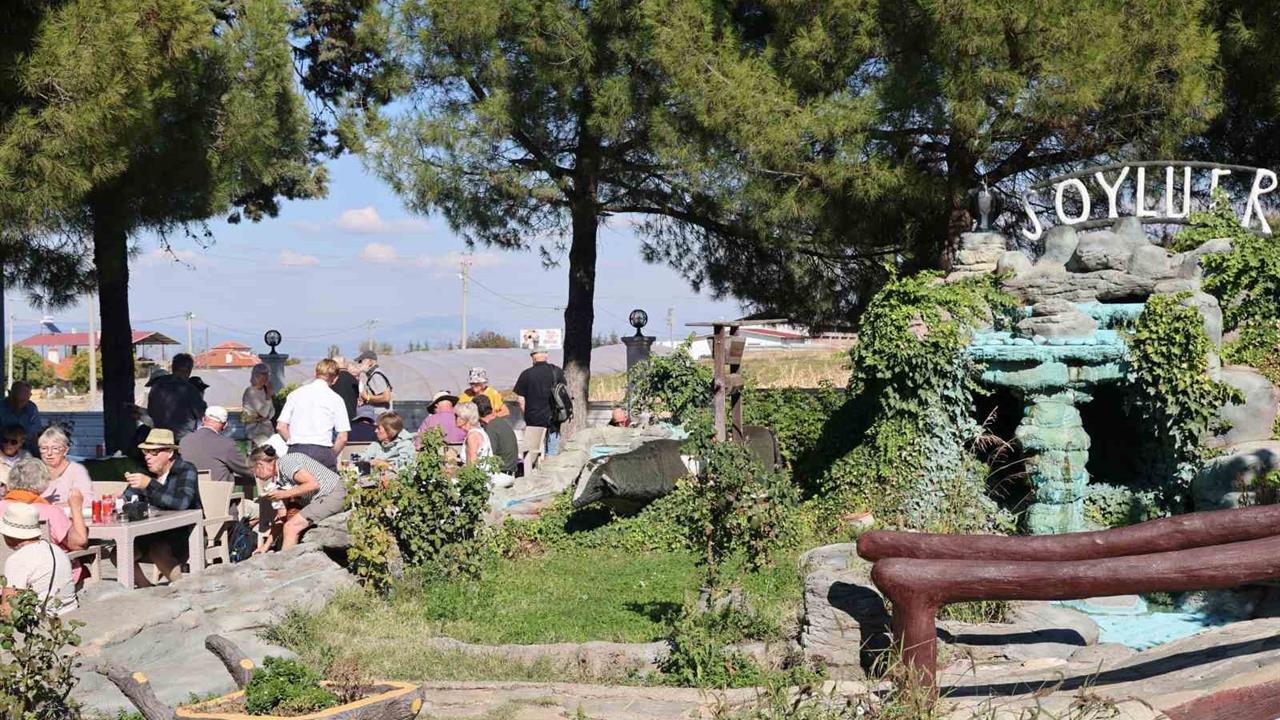 Denizli'de Turistlerin Biber Tatarı ve Pidesi Ilgısını Çekti