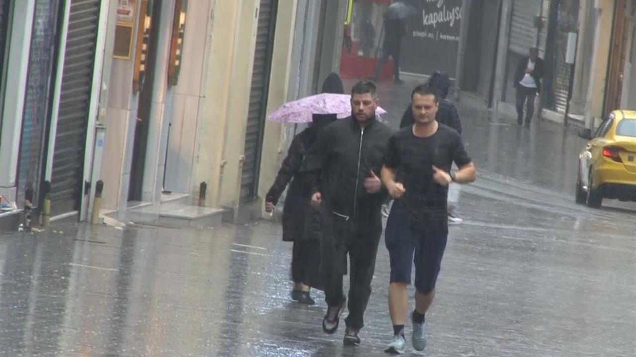 Taksim'de Sağanak Yağış Hayatı Olumsuz Etkiledi