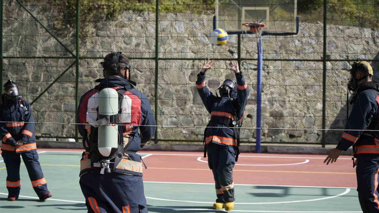 Gümüşhane'de İtfaiyeciler Voleybol Oynadı, Nefes Kontrolü Yaptı