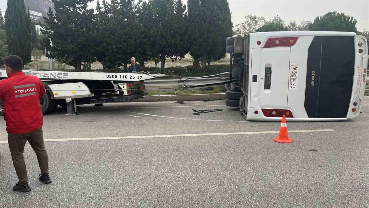 İzmir'de Havalimanı Personel Servisi Devrildi: 5 Yaralı