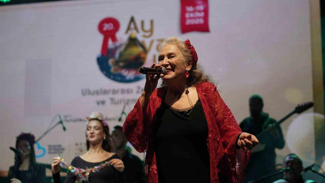 Ayvalık Zeytin Hasat Festivali’nde Suzan Kardeş ile Balkan rüzgarı - BALIKESİR
