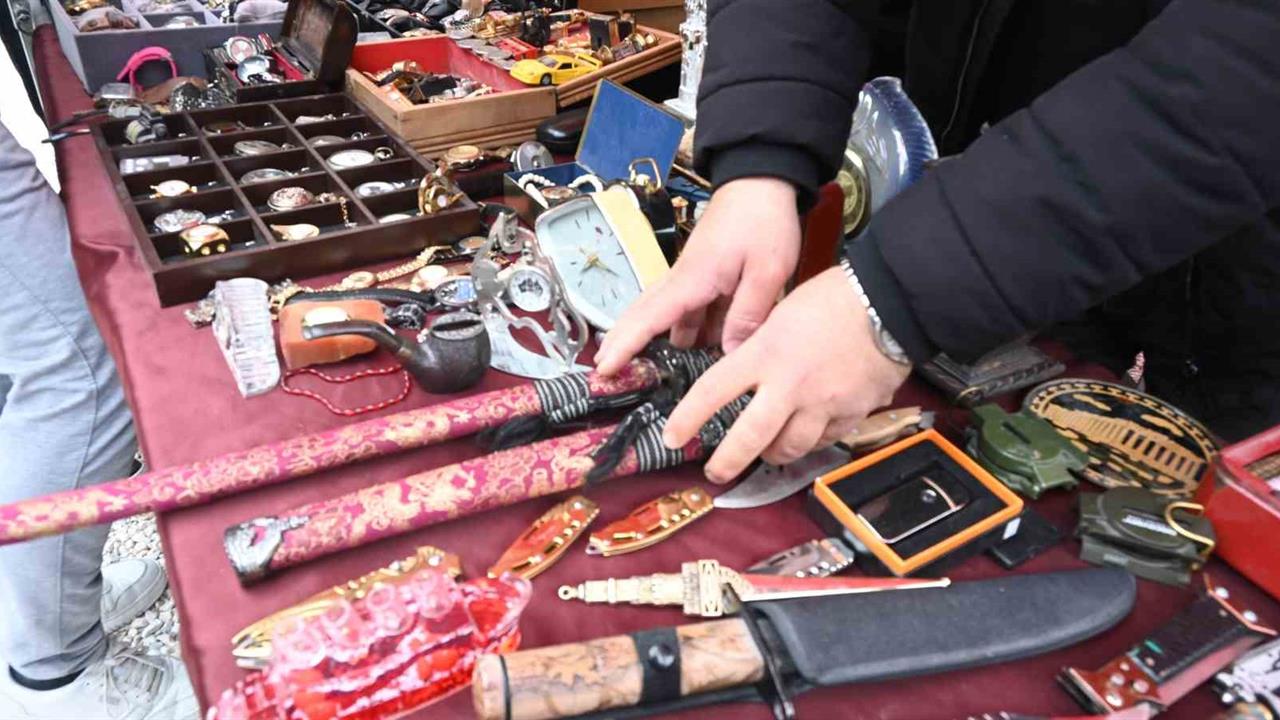 Japon kılıçlarından Osmanlı saatlerine birçok ürünün bulunduğu antika tezgahına yoğun ilgi - ESKİŞEHİR