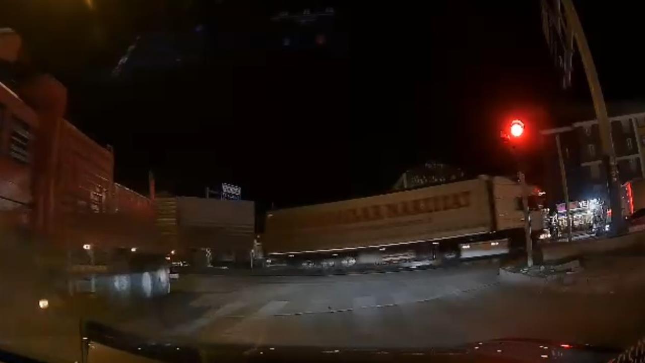 Tırın dorse kapağı açıldı, kırmızı ışıkta bekleyen otomobil kıl payı kurtuldu - KONYA