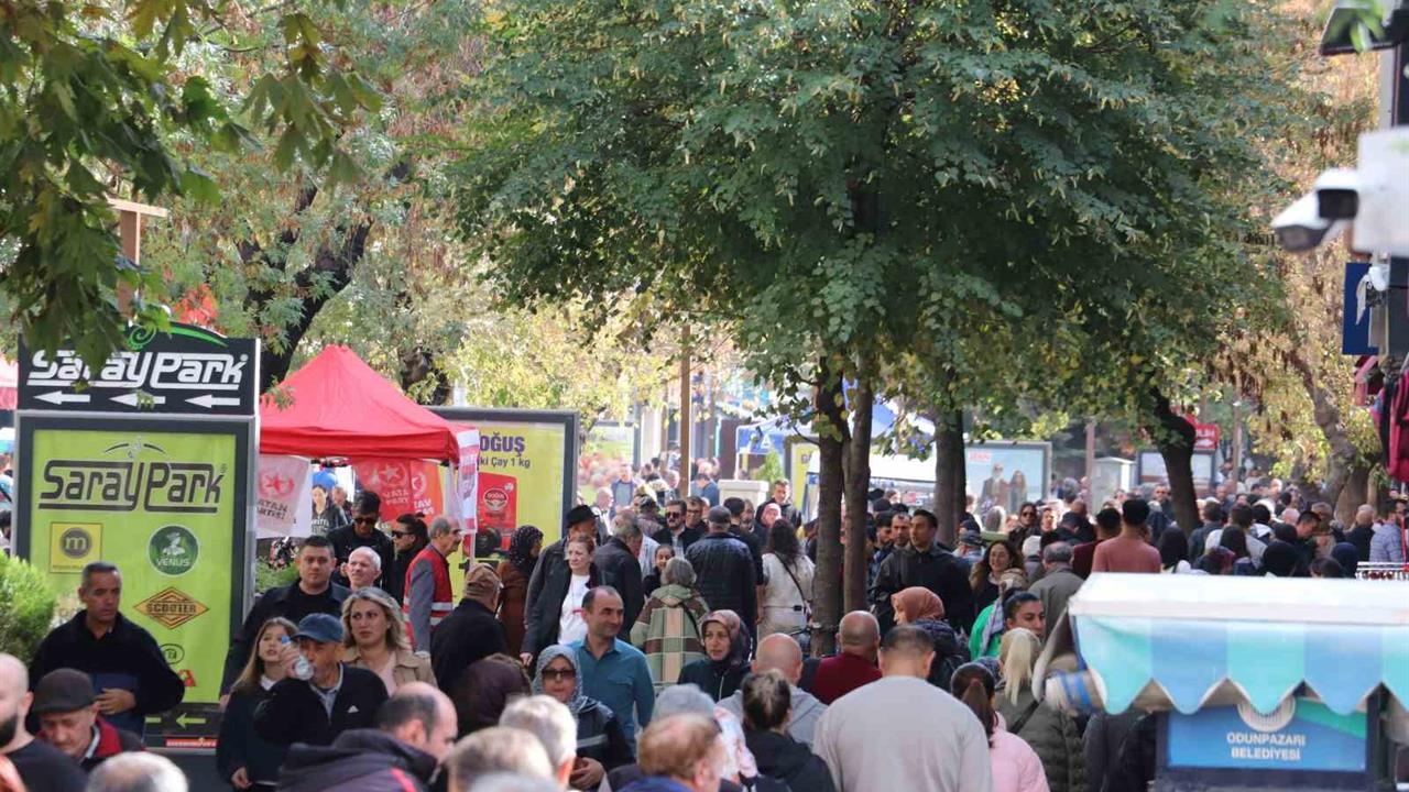 Havanın sıcak oluşunu fırsat bilenler kendini dışarıya attı - ESKİŞEHİR