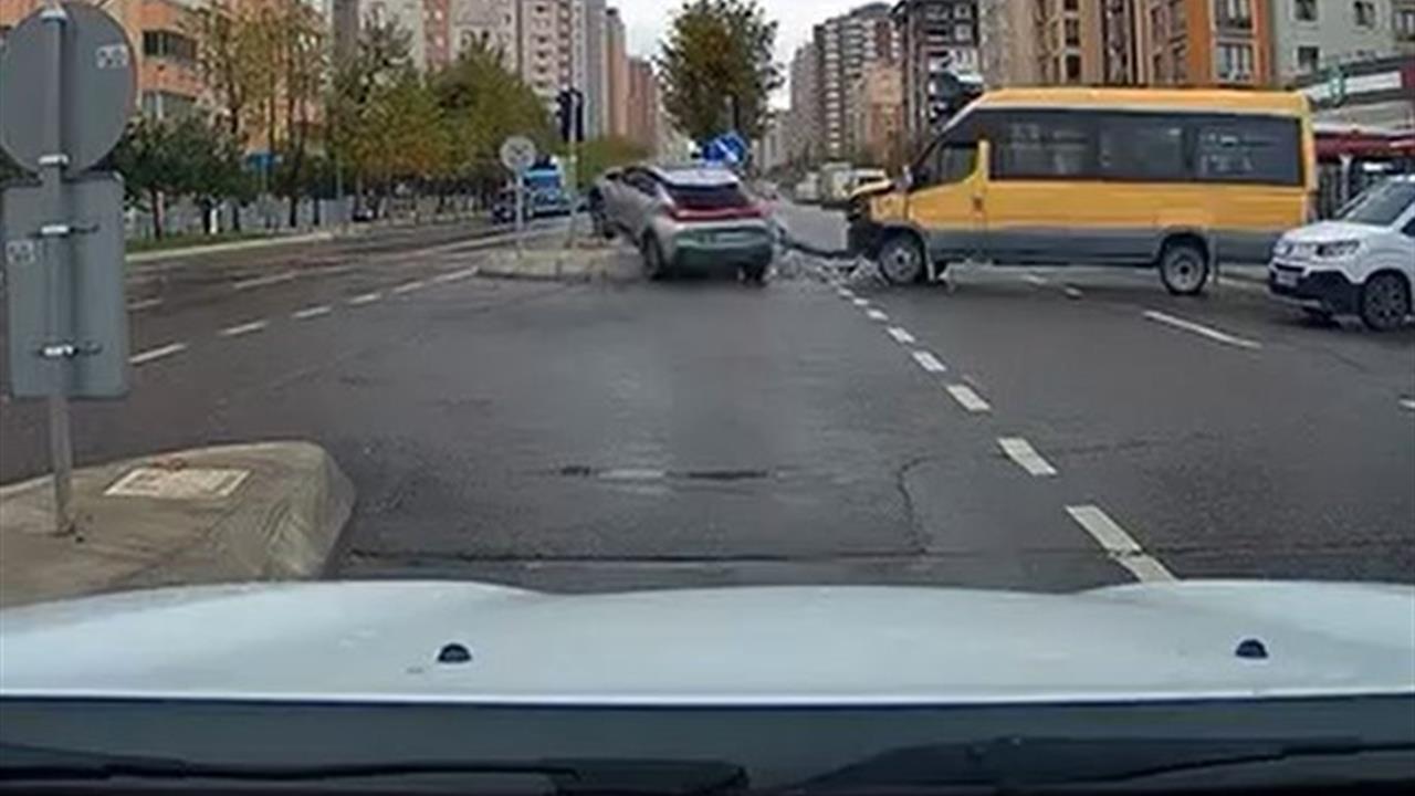 Beylikdüzü’nde kırmızı ışıkta geçen sürücü kazaya neden oldu: O anlar kamerada - İSTANBUL