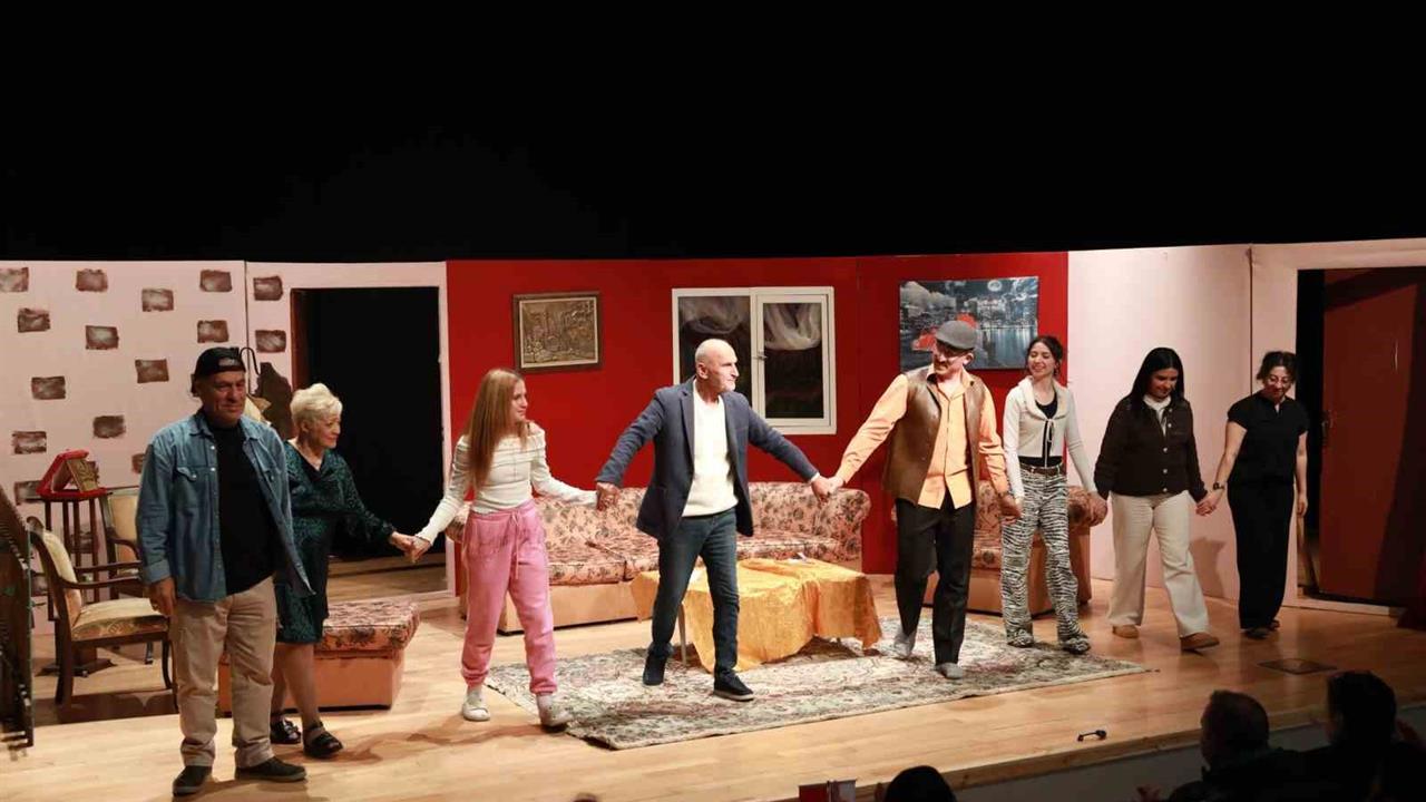 Keçiören'de Tiyatro Rüzgarı: 'Babam Geri Döndü' Sahnelendi