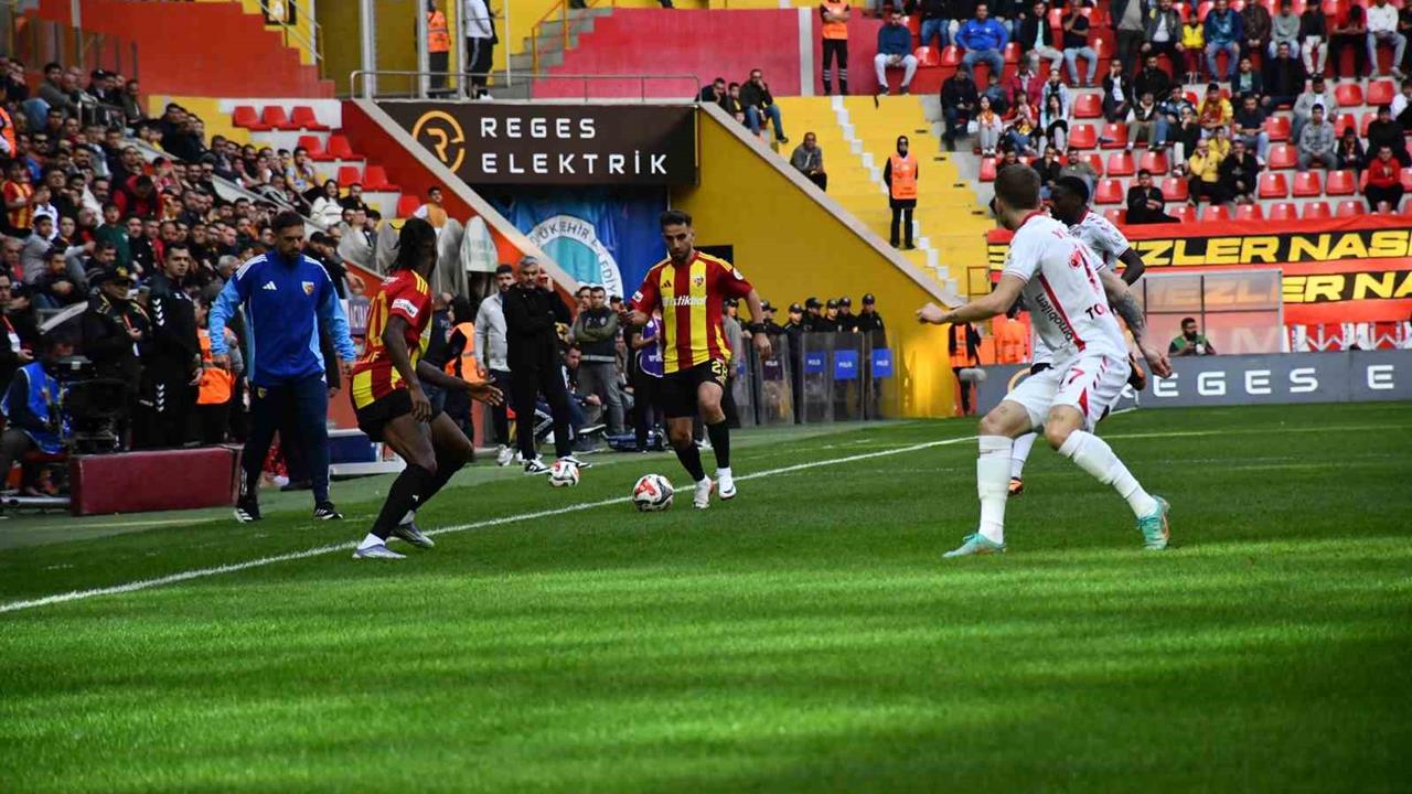 Trendyol Süper Lig: Kayserispor:  0 - Samsunspor: 1 (İlk yarı)