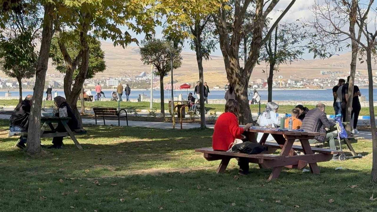 Tatvan'da Güneşli Hava Kalabalık Yarattı